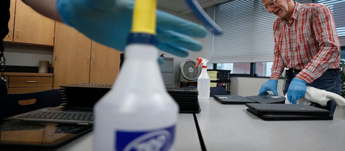 150.000 τη μέρα: Η ελληνική εταιρία που μας έκανε τη νο1 χώρα σε επάρκεια αντισηπτικών στην Ευρώπη